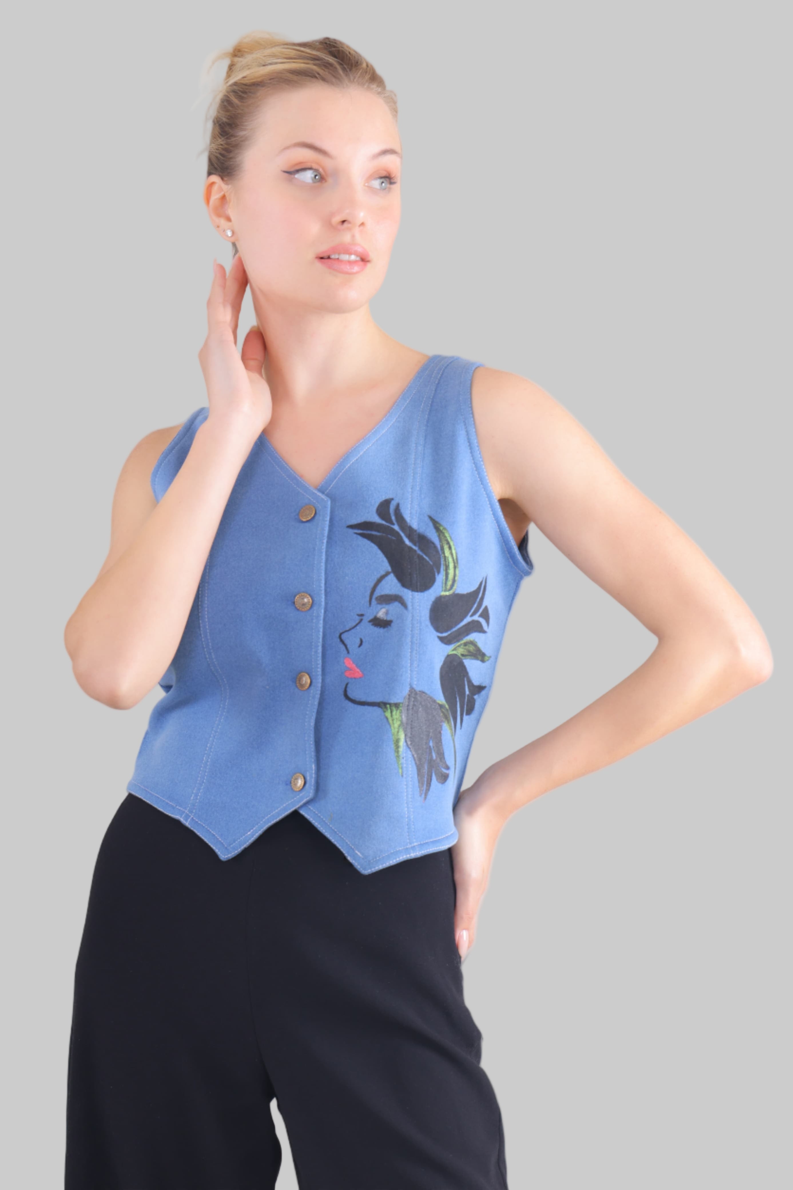 Gotamoda sleeveless jeans Top in blue with button closure and floral face print