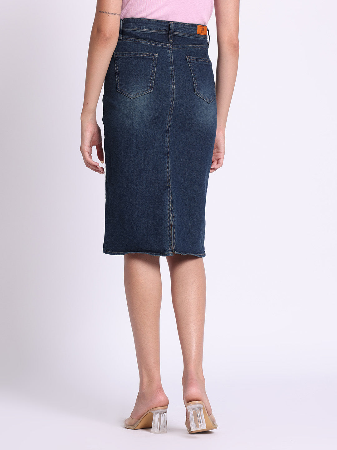 Gotamoda denim skirt in dark blue with back pockets and knee-length fit worn by model