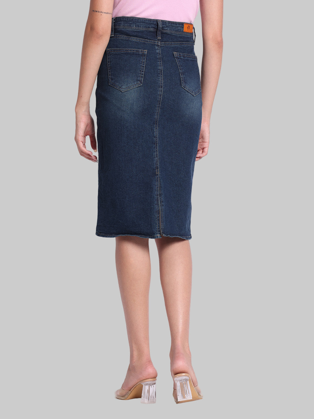 Gotamoda denim skirt in dark blue with back pockets and knee-length fit worn by model