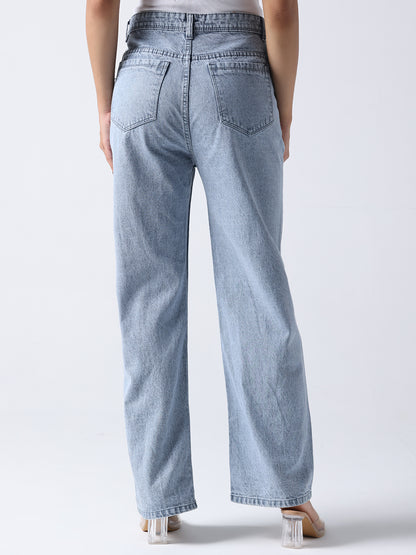 Back view of light blue jeans worn by model without visible brooch on jeans