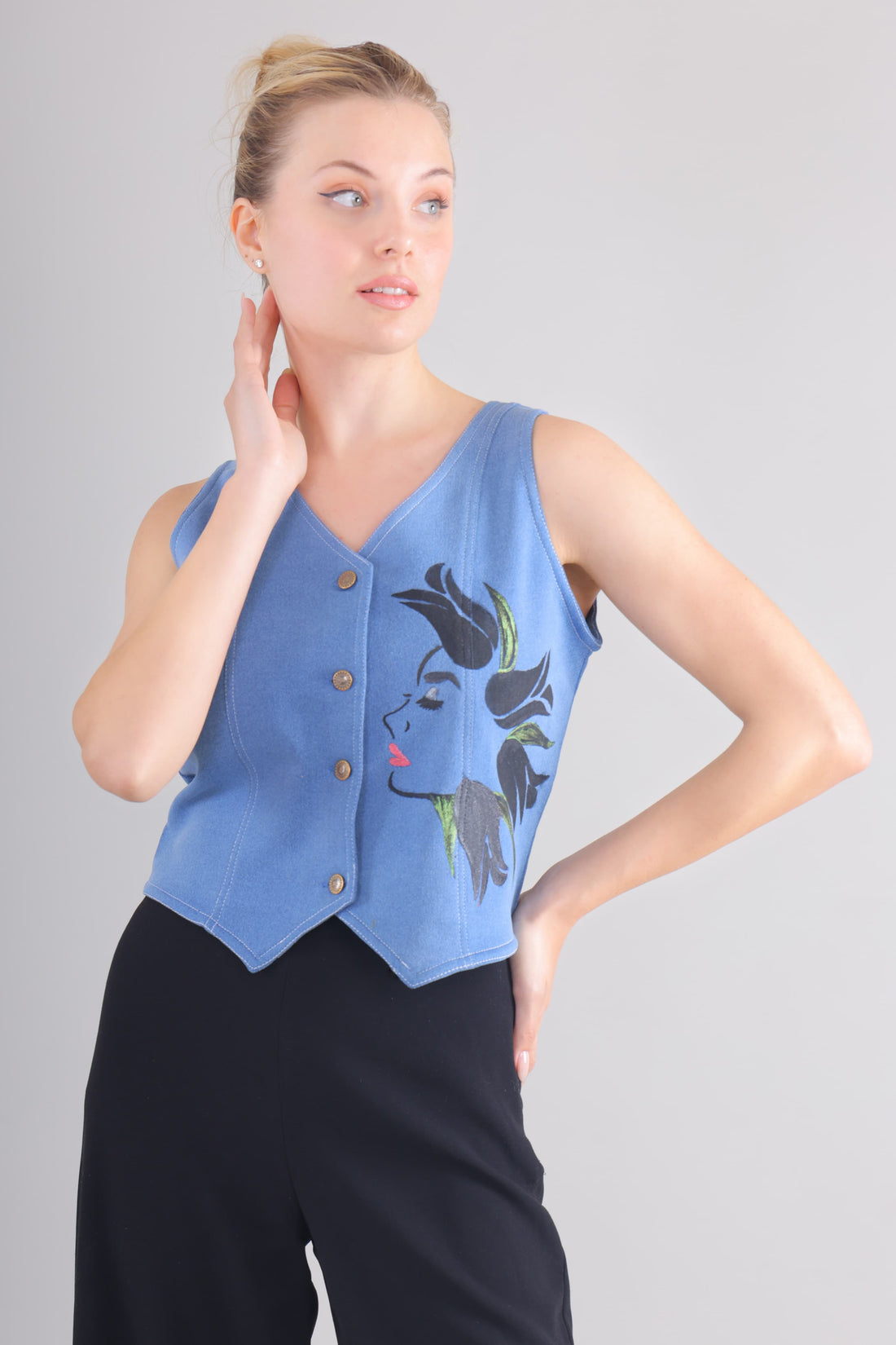 Gotamoda sleeveless jeans Top in blue with button closure and floral face print