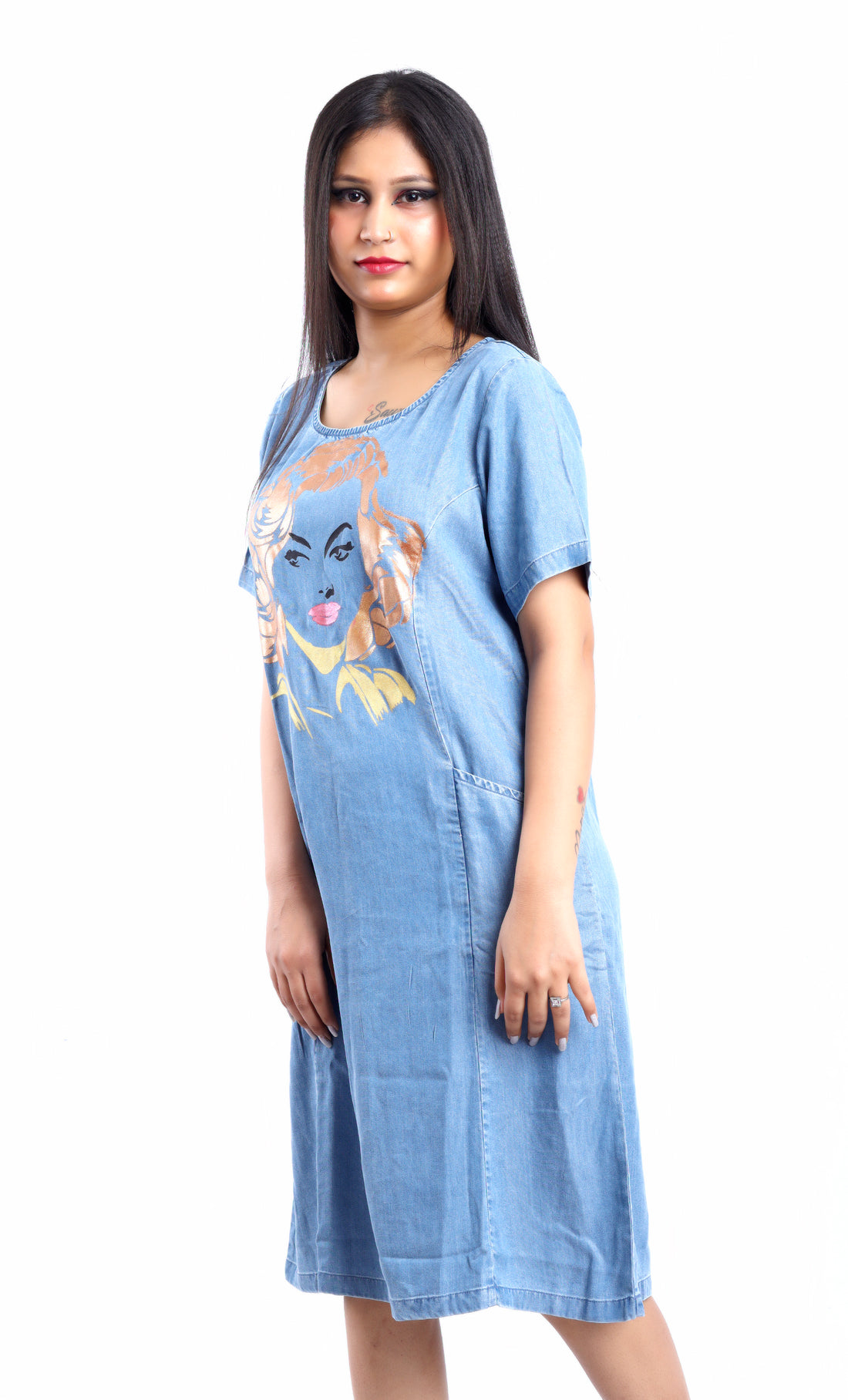 Gotamoda blue midi dress with graphic print styled as midi with jeans casual look