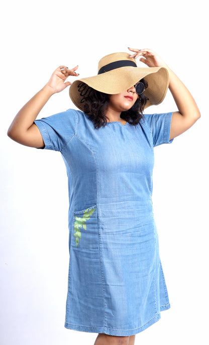 Woman wearing a Gotamoda denim midi with jeans dress and a wide-brimmed hat