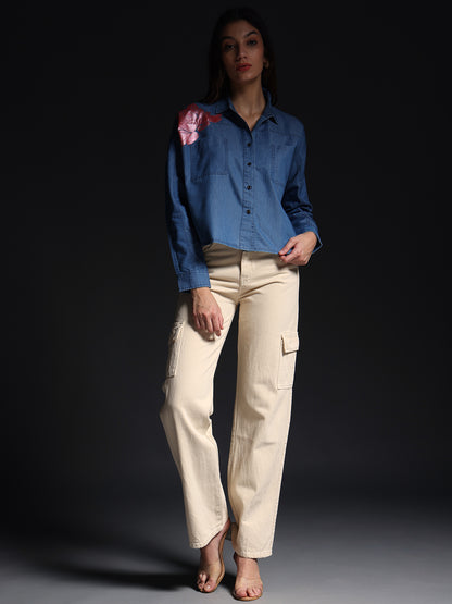 Gotamoda blue top jeans shirt with floral detail paired with cream cargo pants and nude heels