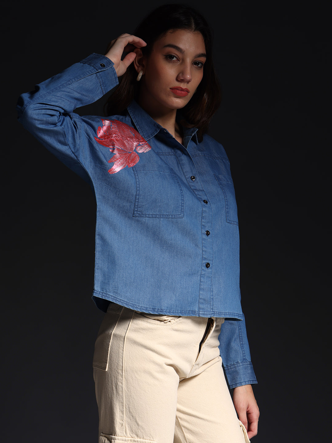 Gotamoda blue top jeans shirt with floral embroidery worn by woman with beige pants