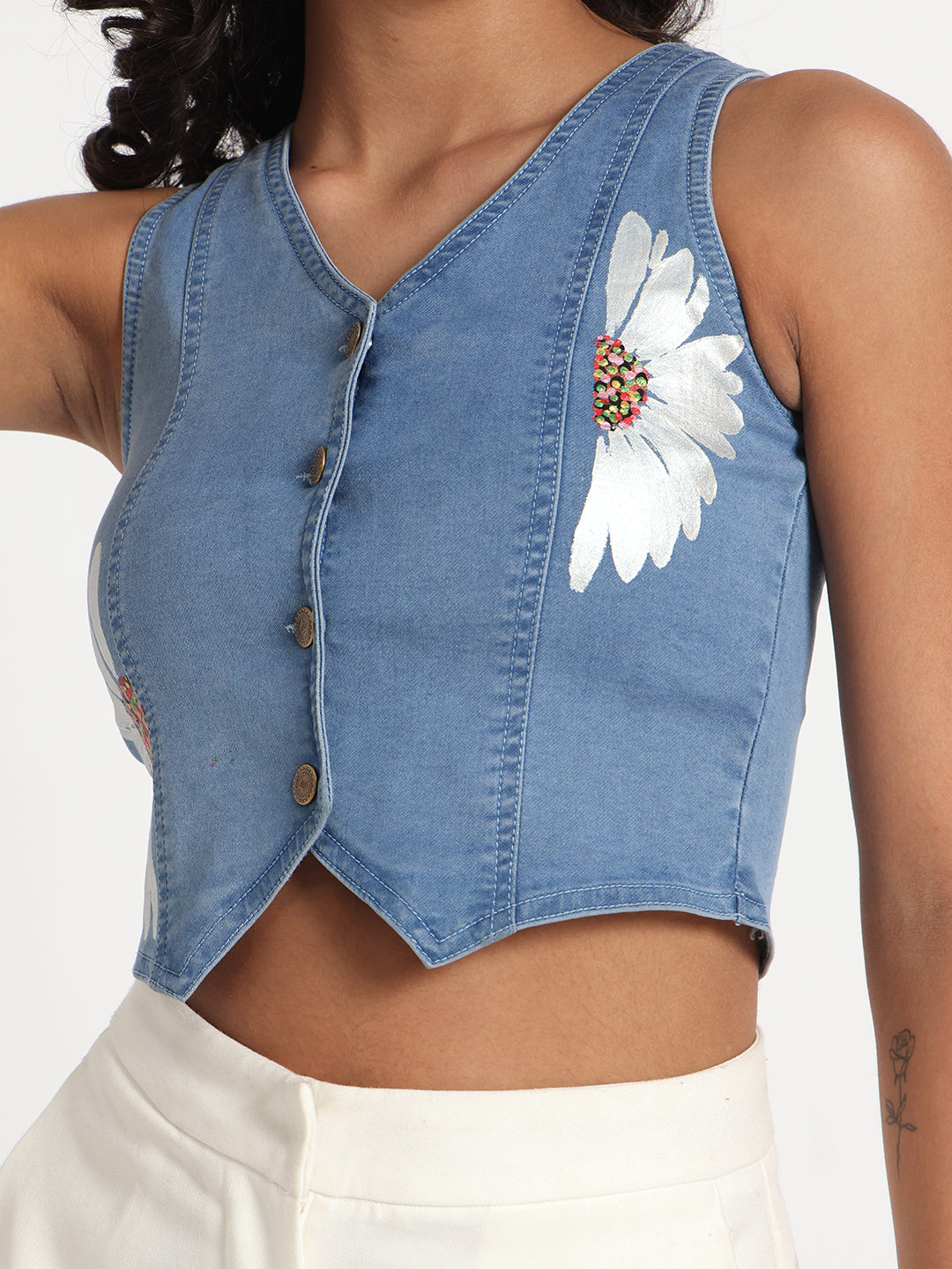 Gotamoda sleeveless top in jeans with embroidered white flower and button front closure