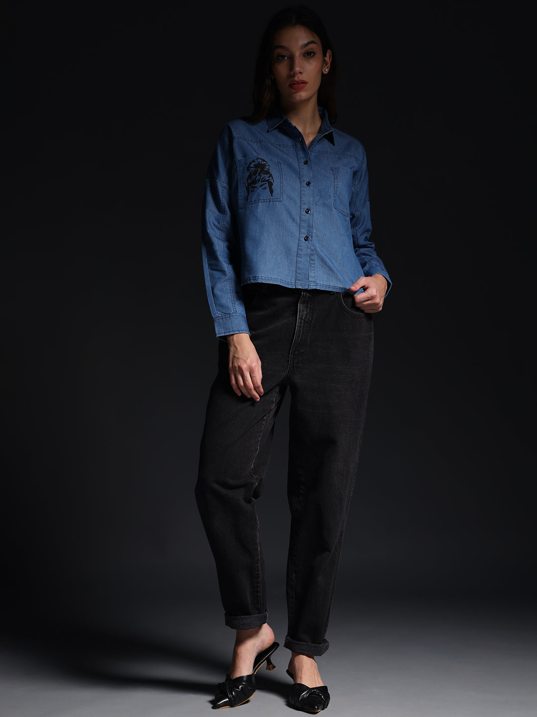 Gotamoda stylish top jeans shirt in blue worn with black high-waisted jeans and black mules